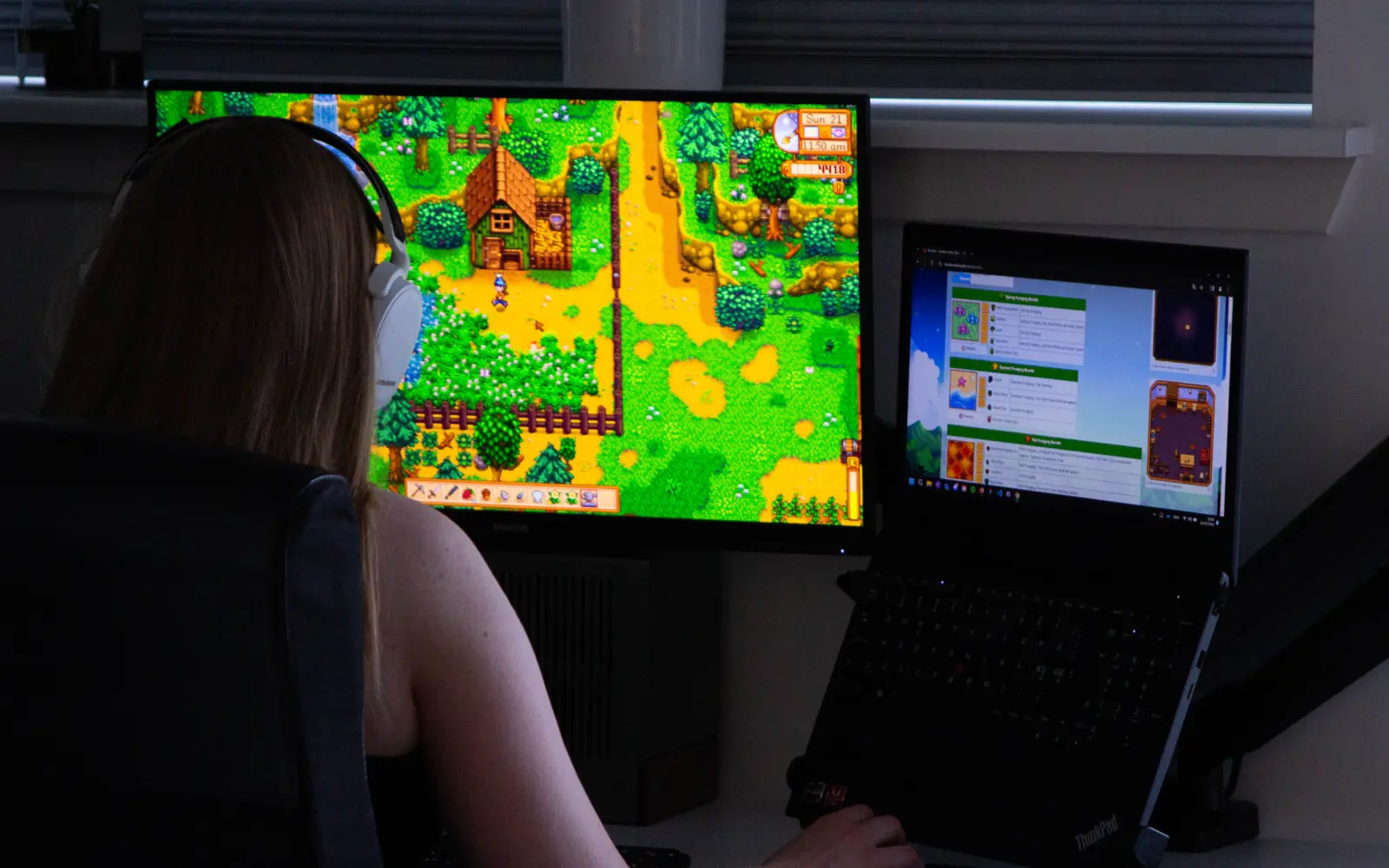 Stine Julius som sidder og spiller computer